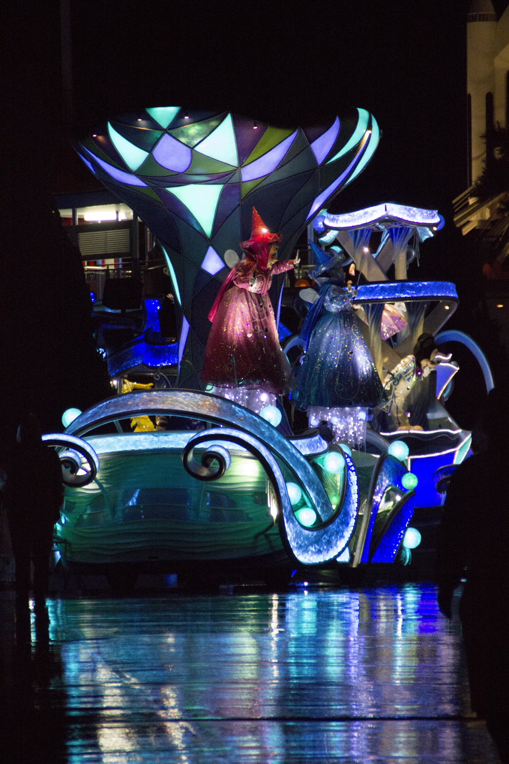 雨の日だからこそ観れる幻想的なパレード ナイトフォール グロウ の話 Tc Memo てちめも